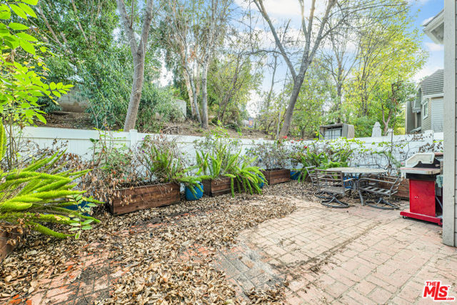 20950 Oxnard Street, Woodland Hills CA: https://media.crmls.org/mediaz/97125afd-9581-4ea4-aa6b-e066af0ff663.jpg