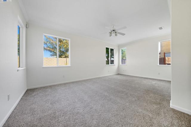 775 Sweetwood Ln, Patterson CA: https://media.crmls.org/mediaz/97129148-f773-4592-9ec0-37c779ddb0bc.jpg