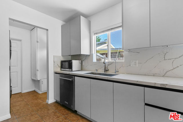 4949 San Feliciano Drive, Woodland Hills CA: https://media.crmls.org/mediaz/9712dbbb-c5ae-4947-94bf-9aceca47c35f.jpg