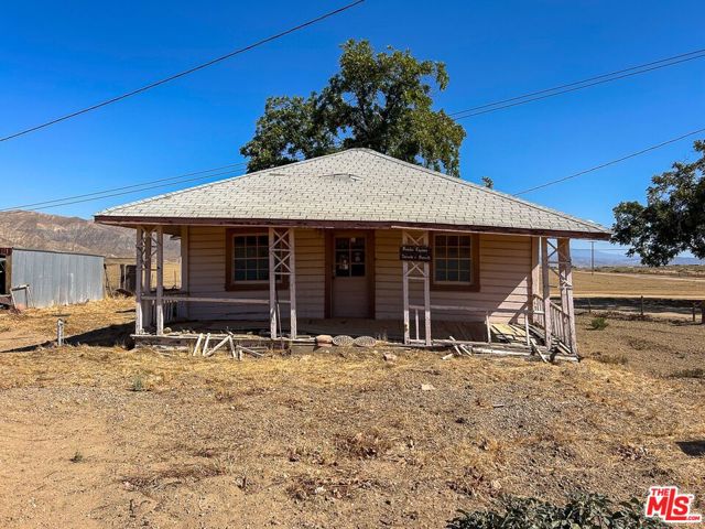 166 Russell Ranch Highway, New Cuyama CA: https://media.crmls.org/mediaz/9713092e-9035-4f50-a163-a4626b593843.jpg