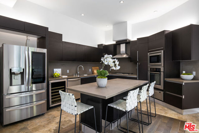 1642 Lindacrest Drive, Beverly Hills CA: https://media.crmls.org/mediaz/97132a35-89b7-4270-9f45-78ceac611224.jpg