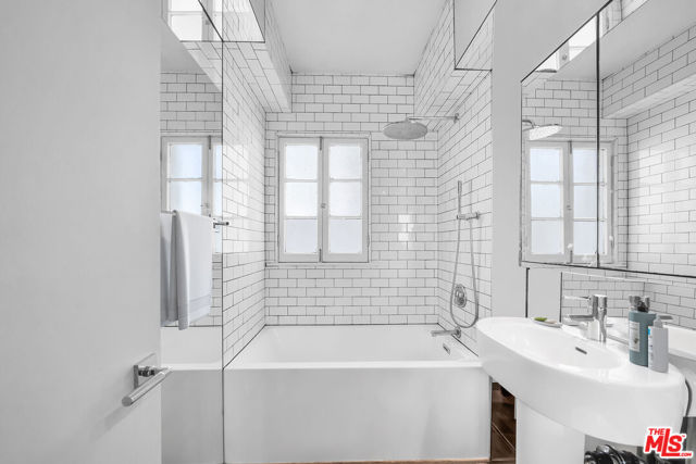 109 N Sycamore Avenue, Los Angeles CA: https://media.crmls.org/mediaz/97140e9d-fbd3-49c3-b75c-cb39d0f8127f.jpg