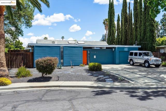 4003 Santa Fe CT, Concord CA: https://media.crmls.org/mediaz/9714ade9-f6a0-40ae-b36f-9c51973216c8.jpg