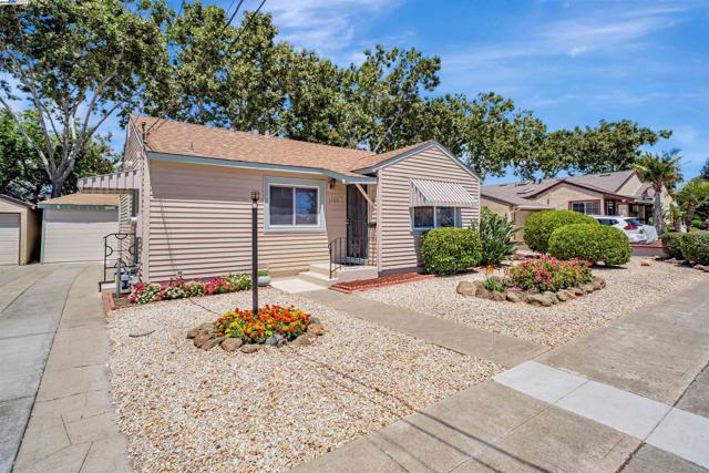 1105 Gardner Blvd., San Leandro CA: https://media.crmls.org/mediaz/97157338-caea-4e7c-a71a-b047f7578893.jpg