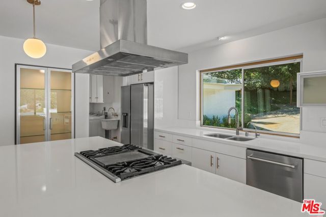 4207 Michelangelo Avenue, Woodland Hills CA: https://media.crmls.org/mediaz/9715c9b9-a1e3-4142-a8c2-5e2c2edbc3d0.jpg