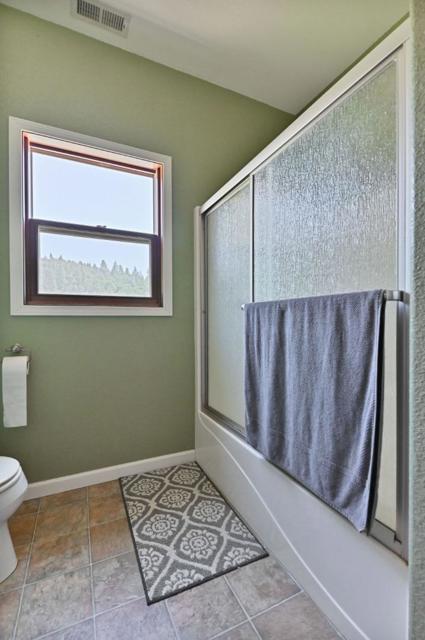 18757 Sunrise Way, Tuolumne CA: https://media.crmls.org/mediaz/9716a530-efbf-4fdf-ab98-06ce6a81a4e7.jpg