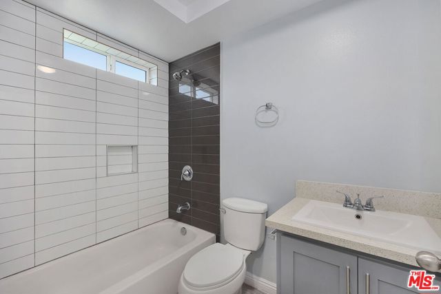 320 E 55th Street, Los Angeles CA: https://media.crmls.org/mediaz/9716cf6d-ad86-4c3f-b821-1c6e906e6947.jpg