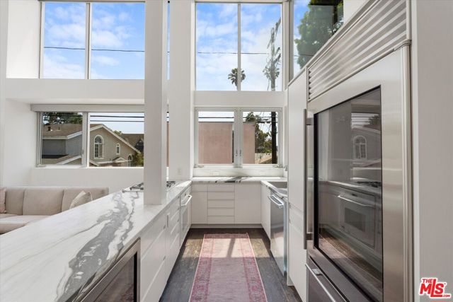 483 Carroll Canal Court, Venice CA: https://media.crmls.org/mediaz/97172c59-f1e3-4a6a-a9f1-9c8a06167fed.jpg