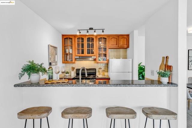 288 Whitmore St, Oakland CA: https://media.crmls.org/mediaz/9717c226-e91b-4c9b-ab8a-b9a75ac16414.jpg