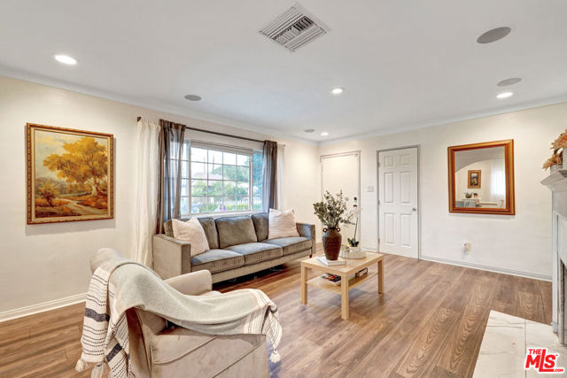 6230 Peach Avenue, Van Nuys CA: https://media.crmls.org/mediaz/9717d6a4-f3de-4e02-949d-0c630faa456f.jpg
