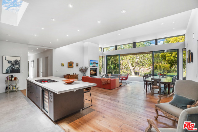 6254 Busch Drive, Malibu CA: https://media.crmls.org/mediaz/97181fd3-04c5-4809-9b2e-6d26771cd571.jpg