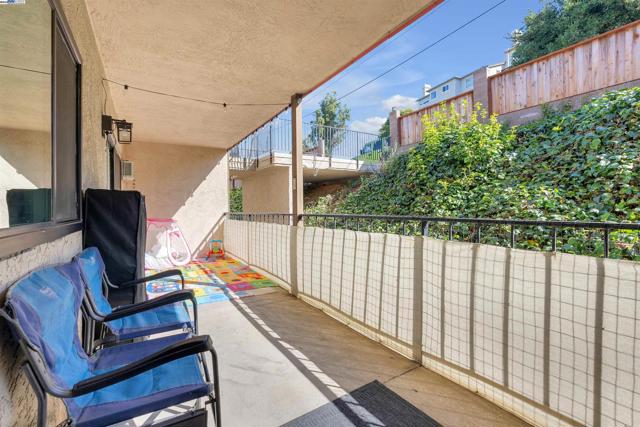 2500 Miramar Ave, Castro Valley CA: https://media.crmls.org/mediaz/97182698-2aa6-43e2-9256-e5fcc36de6ff.jpg