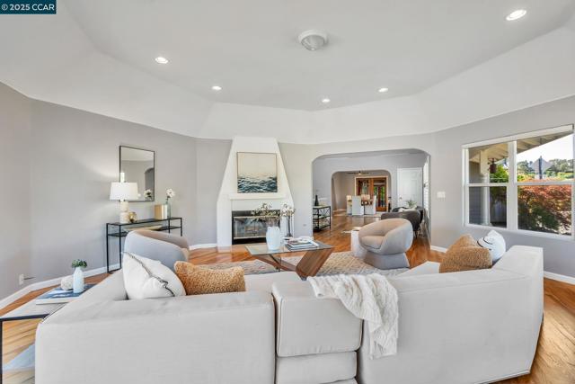 300 Saint Augustine Ct, Benicia CA: https://media.crmls.org/mediaz/9718eefa-8196-4903-aed4-81902ab87d37.jpg