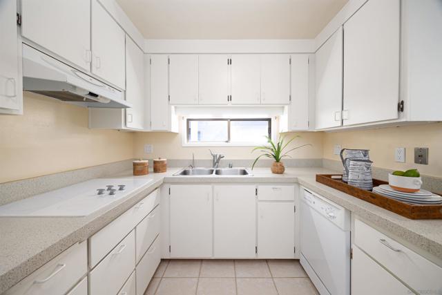 8110 El Paseo Grande, La Jolla CA: https://media.crmls.org/mediaz/9719dbcd-456f-4eb3-bb6d-174b13243a56.jpg