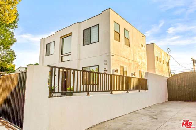 535 N Formosa Avenue, Los Angeles CA: https://media.crmls.org/mediaz/971a88b7-0bbd-43a0-ab35-42fabc1af62c.jpg
