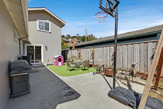 1324 Linda Mar Boulevard, Pacifica CA: https://media.crmls.org/mediaz/971b021c-f1c2-400a-91ed-46fdb848d30f.jpg