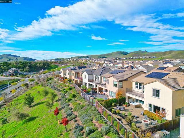 528 Caprio Ct, San Ramon CA: https://media.crmls.org/mediaz/971b37df-a17c-4b89-96e2-751661458666.jpg