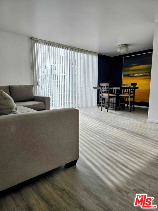 100 S Doheny Drive, Los Angeles CA: https://media.crmls.org/mediaz/971b6c68-d129-4091-91d0-879684567245.jpg