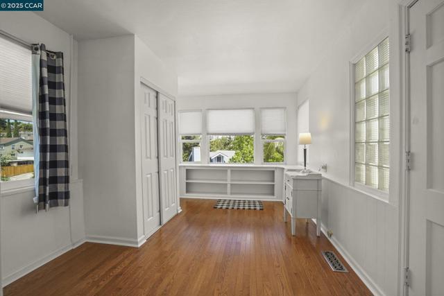 2450 Bella Vista Ave, Martinez CA: https://media.crmls.org/mediaz/971b70c9-a89f-4346-9979-3283a8e6ed44.jpg