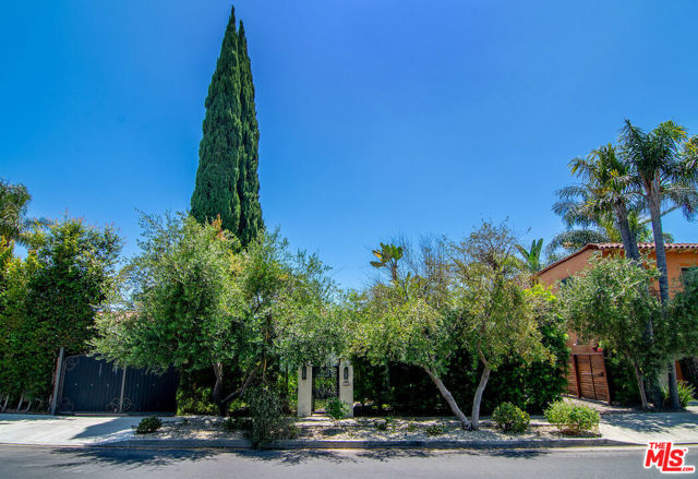 8260 Oakwood Avenue, Los Angeles CA: https://media.crmls.org/mediaz/971c0bc5-7893-41a5-b425-e5e39b920b2e.jpg