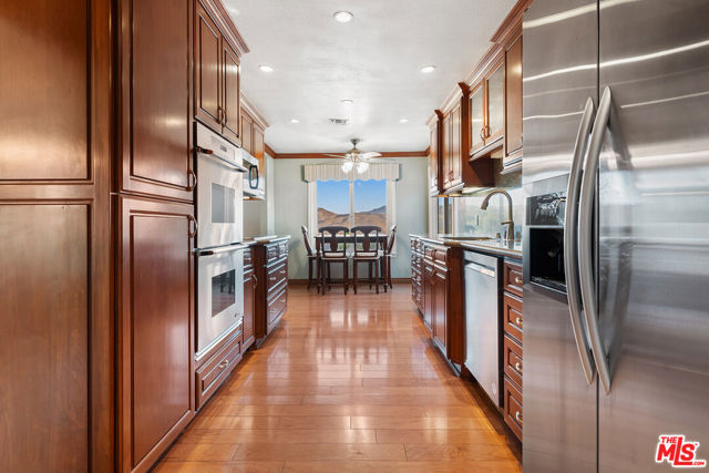 2212 Stacy Lane, Camarillo CA: https://media.crmls.org/mediaz/971cb332-9493-4501-8914-7e5306e53bc2.jpg