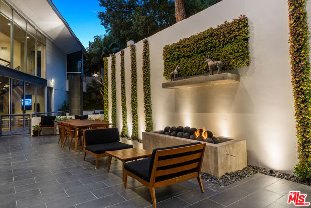 2207 Bowmont Drive, Beverly Hills CA: https://media.crmls.org/mediaz/971d2c1f-4417-4779-91c9-9acf823d4c4e.jpg