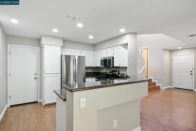 305 Daybreak Court, San Ramon CA: https://media.crmls.org/mediaz/971d349d-56d5-42d6-aba8-f722e35c2108.jpg