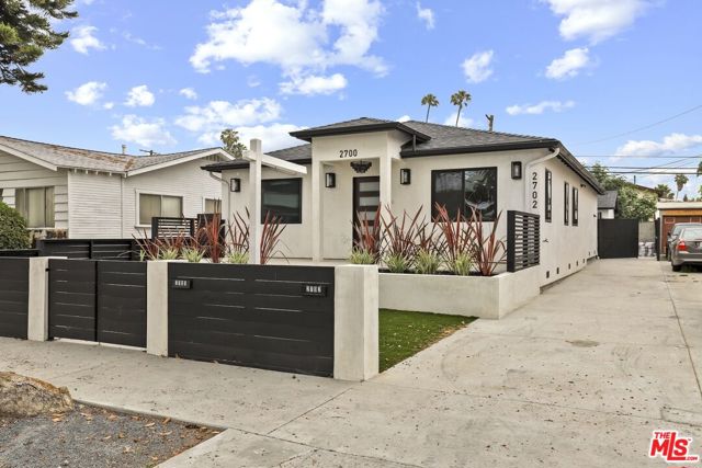 2700 S Palm Grove Avenue, Los Angeles CA: https://media.crmls.org/mediaz/971df27e-7458-4b48-8a18-8abb7c67ef91.jpg