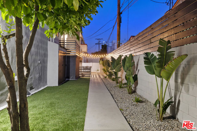 4938 Rosewood Avenue, Los Angeles CA: https://media.crmls.org/mediaz/971fc596-b2a4-4a19-b070-1defeed49151.jpg