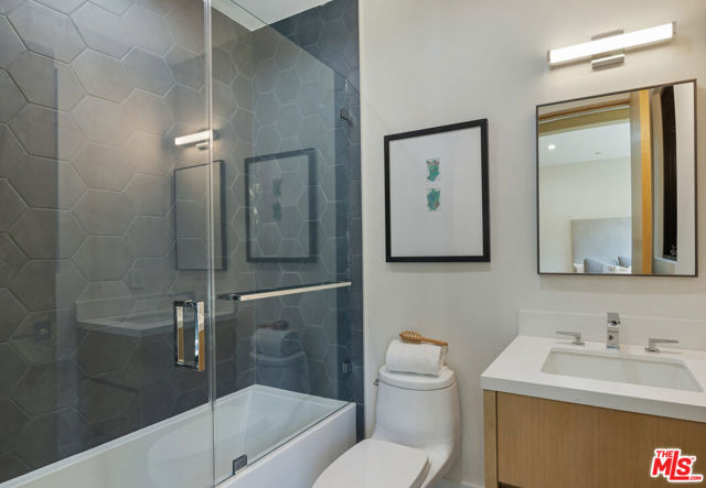 1530 N Beverly Drive, Beverly Hills CA: https://media.crmls.org/mediaz/9720df89-3c27-4ca8-874b-dfc3c4119530.jpg
