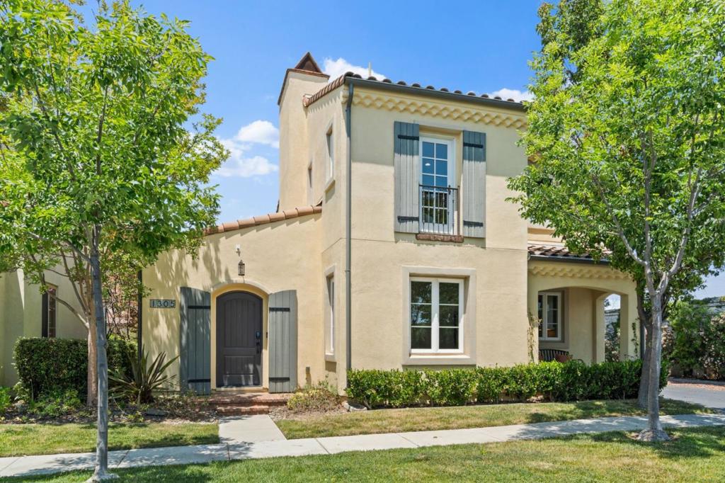 1305 Dahlia Loop