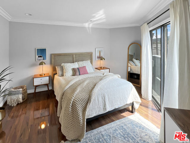 4211 Arch Drive, Studio City CA: https://media.crmls.org/mediaz/97226374-9f3f-48a5-bd11-92e0452b437c.jpg