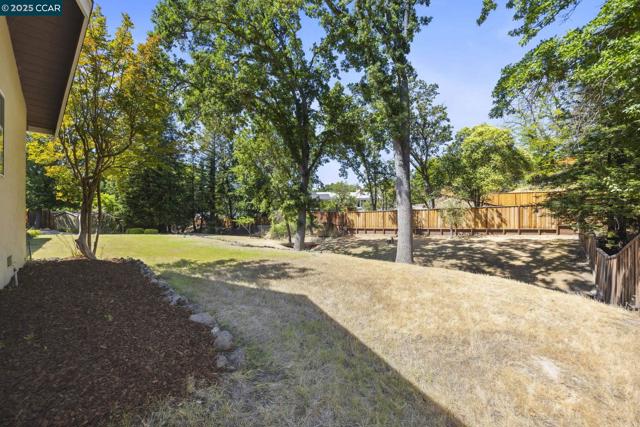 38 Oakdene Ct, Walnut Creek CA: https://media.crmls.org/mediaz/97226a89-a280-40dc-ac5f-e16cbd20afcb.jpg