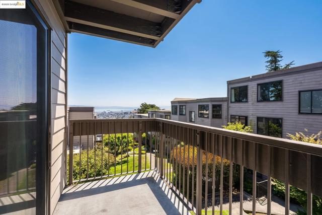 5177 Diamond Heights BLVD, San Francisco CA: https://media.crmls.org/mediaz/972342fd-a6ba-4fa1-866e-4a5ca3d58e11.jpg