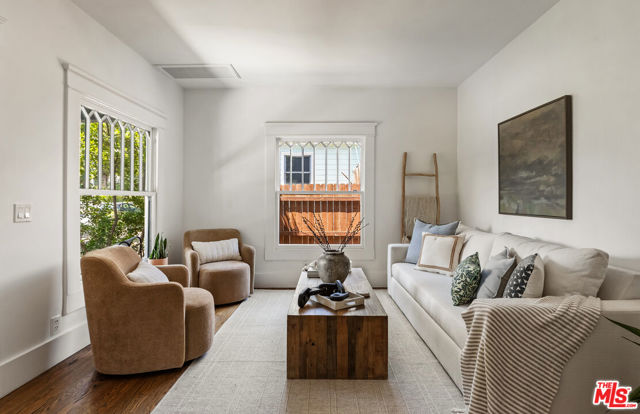 1022 N Marengo Avenue, Pasadena CA: https://media.crmls.org/mediaz/9723c4b2-a90b-4e7c-bef7-765b3ef5701d.jpg