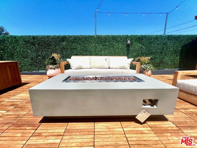 2515 Lincoln Boulevard, Venice CA: https://media.crmls.org/mediaz/97242f9f-53cb-43a0-912b-47eb985a3516.jpg