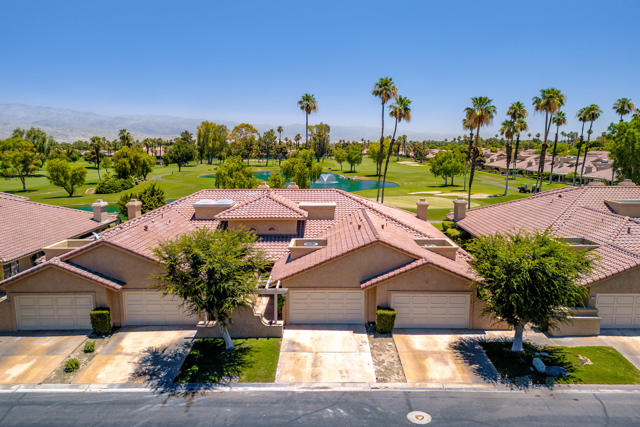 41690 Woodhaven W Drive, Palm Desert CA: https://media.crmls.org/mediaz/9724d33e-8106-400e-bc89-292b8eb758f1.jpg