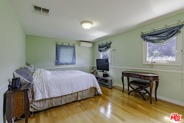 2250 Betty Lane, Beverly Hills CA: https://media.crmls.org/mediaz/97251f78-a35c-4cae-9175-901ee9d3d0df.jpg