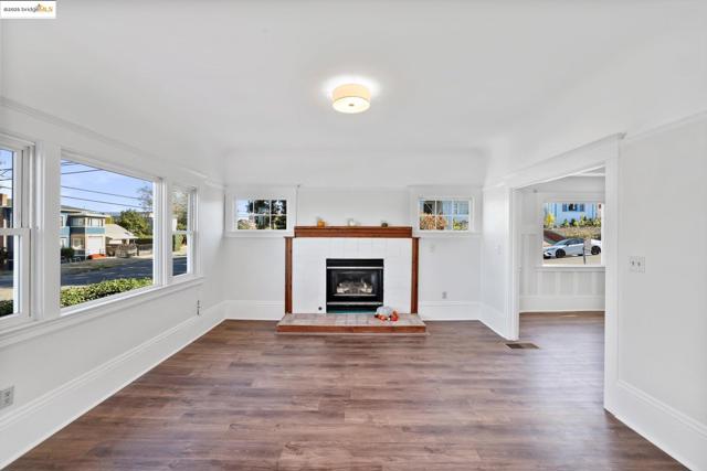 1641 E 20th Street, Oakland CA: https://media.crmls.org/mediaz/972658fd-cc7e-45b9-944f-d513efed9761.jpg