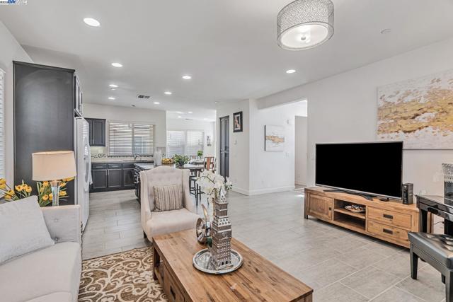 705 Cannery Pl, San Jose CA: https://media.crmls.org/mediaz/97266a0a-8b5b-4b4a-971b-786c08d7005c.jpg