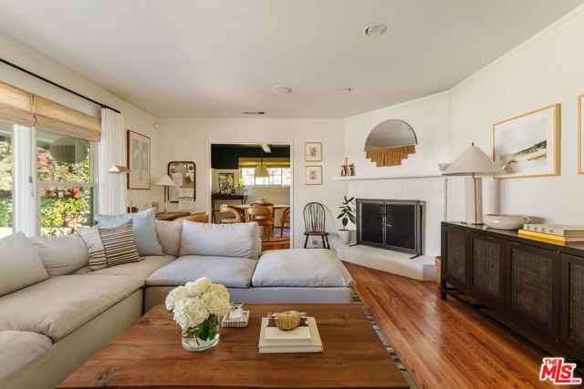 5635 S Chariton Avenue, Los Angeles CA: https://media.crmls.org/mediaz/9726a5b1-fe29-4f20-879d-48ff77c550aa.jpg