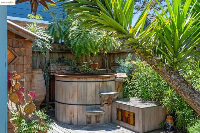 6521 Herzog St, Oakland CA: https://media.crmls.org/mediaz/972708f2-d1ec-4857-b9ff-8ba74e2c98d9.jpg
