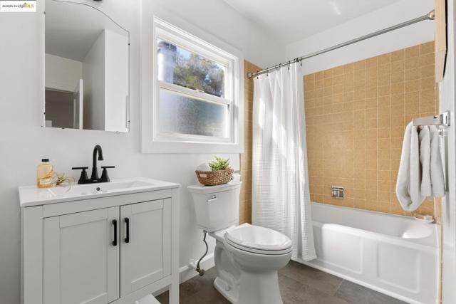 4008 Woodruff Ave, Oakland CA: https://media.crmls.org/mediaz/9727c60d-921b-4a1a-8f17-5faa7f6d2e95.jpg