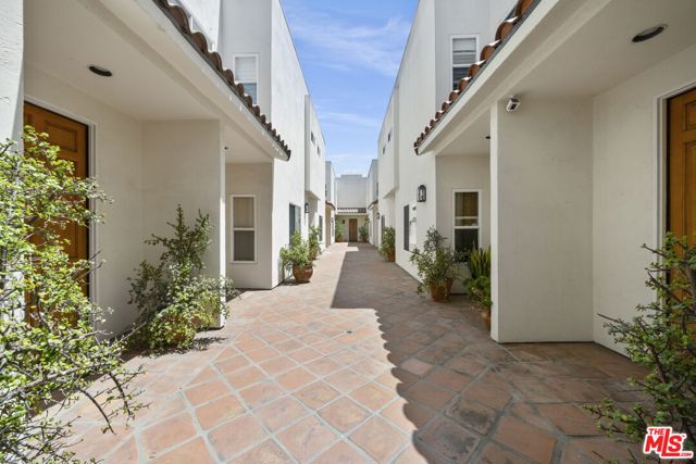 640 N Sweetzer Avenue, Los Angeles CA: https://media.crmls.org/mediaz/9728886c-957a-439e-9cdd-2e8ee2896552.jpg