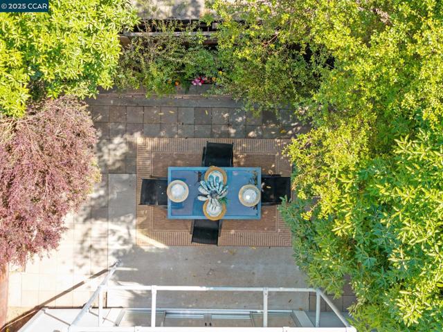 1017 45Th St, Emeryville CA: https://media.crmls.org/mediaz/9729bed3-cf8a-4a2d-a036-9e58003bdf3e.jpg