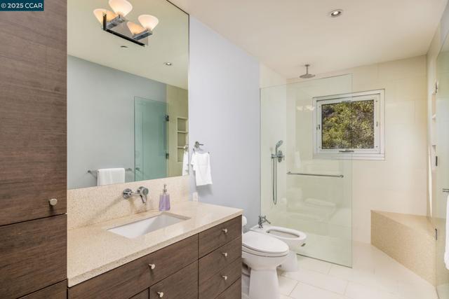 2 Crane Ct, Orinda CA: https://media.crmls.org/mediaz/9729cd9d-a0c4-4668-b10a-502b5be5ba0b.jpg