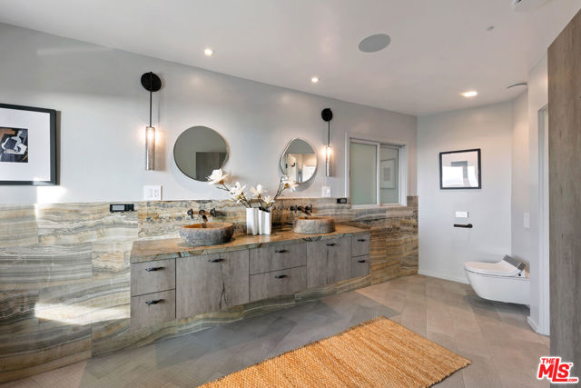 31558 Victoria Point Road, Malibu CA: https://media.crmls.org/mediaz/972a435b-f6e0-41db-b3bd-e2da39a7f124.jpg