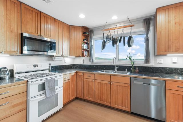 Detail Gallery Image 9 of 51 For 1421 Maria Ave, Spring Valley,  CA 91977 - 5 Beds | 4 Baths