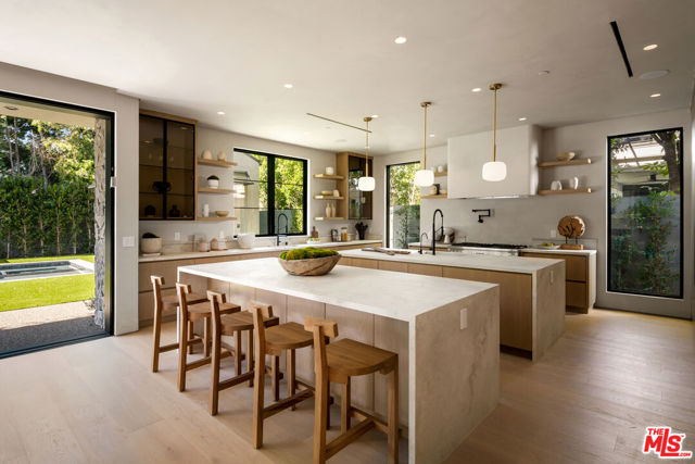 4165 Nagle Avenue, Sherman Oaks CA: https://media.crmls.org/mediaz/972bb005-a6ea-4772-be0a-3048f3f69052.jpg