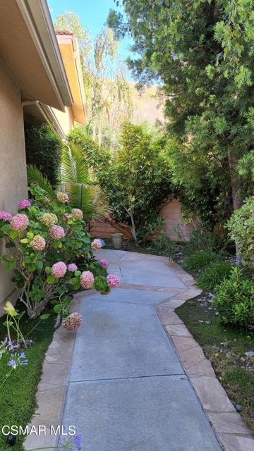 4932 Barbados Court, Oak Park CA: https://media.crmls.org/mediaz/972bb39a-933e-4b03-8980-cfb4462c44b4.jpg